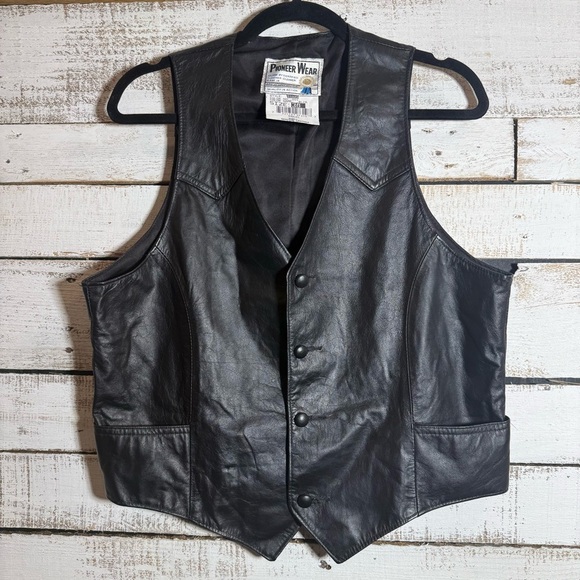 pioneer wear Other - vintage PIONEER WEAR LEATHER VEST 11123 Old Western Motorcycle Black  sz 39 Vest